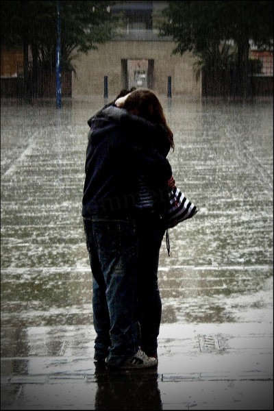 Couple hugging in the rain - DesiComments.com