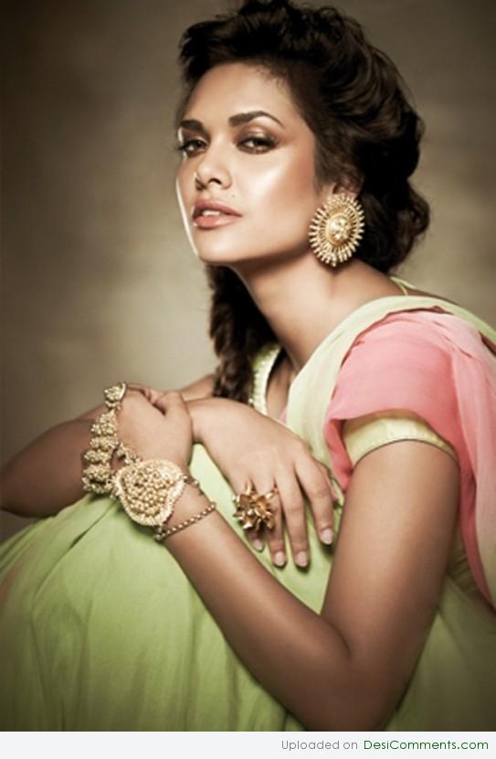 Esha Gupta Looking Beautiful