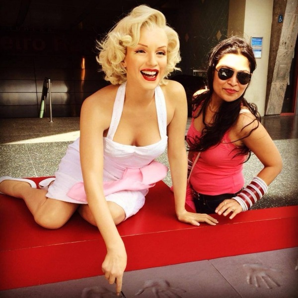 Amita Pathak With  Marilyn Monroe Statue