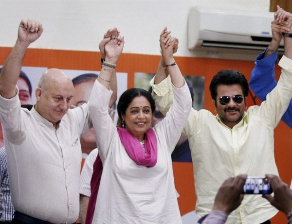 Kirron Kher Raises Hand With Anupam And Anil Kapoor