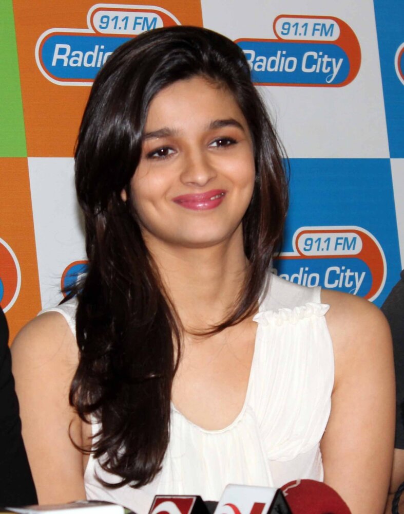 Alia Bhatt Giving A Smile - DesiComments.com