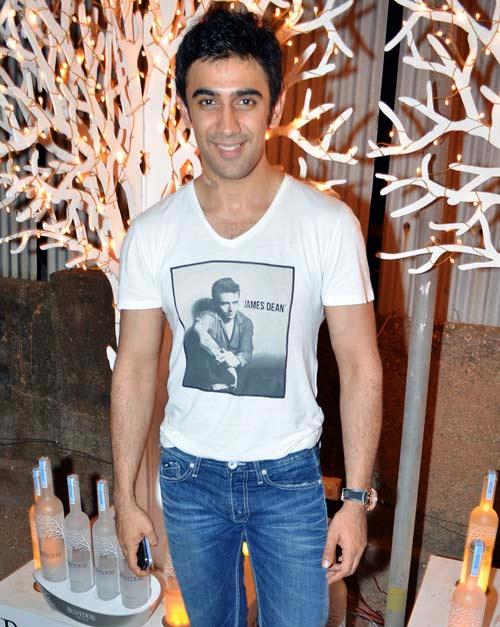 Amit Sadh Wearing White Shirt With Jeans