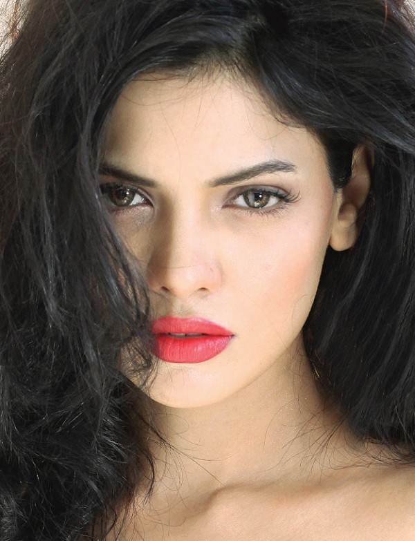 Face Close Up Of Sara Loren