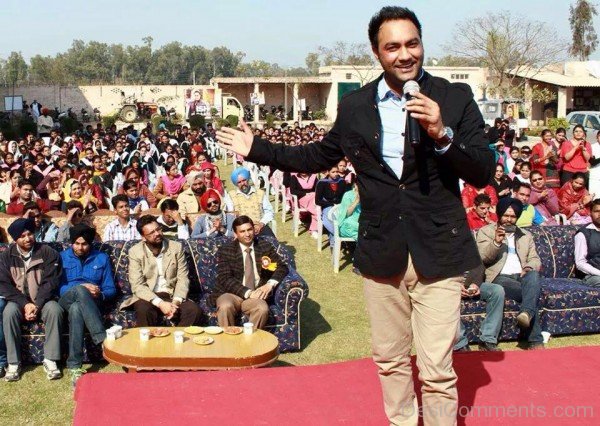 Lakhwinder Wadali On Stage Image