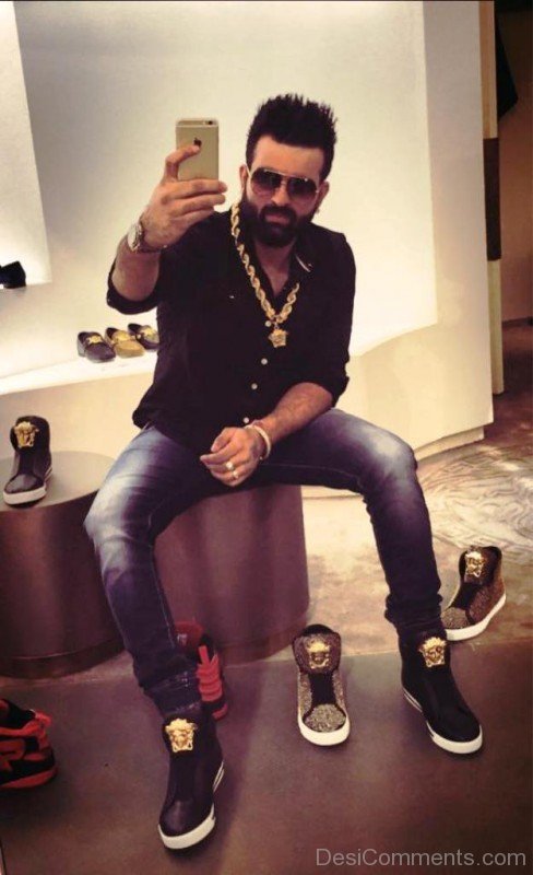 Navraj Hans  Holding I Phone 6