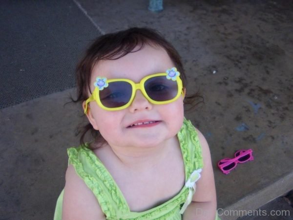 Pretty Girl With Yellow Glasses-185