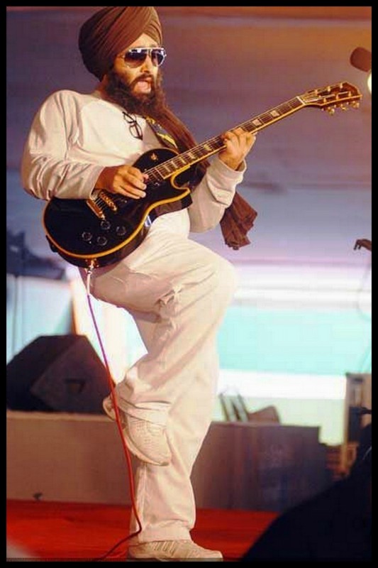 Rabbi Shergill Is Playing Guitar During Stage Show