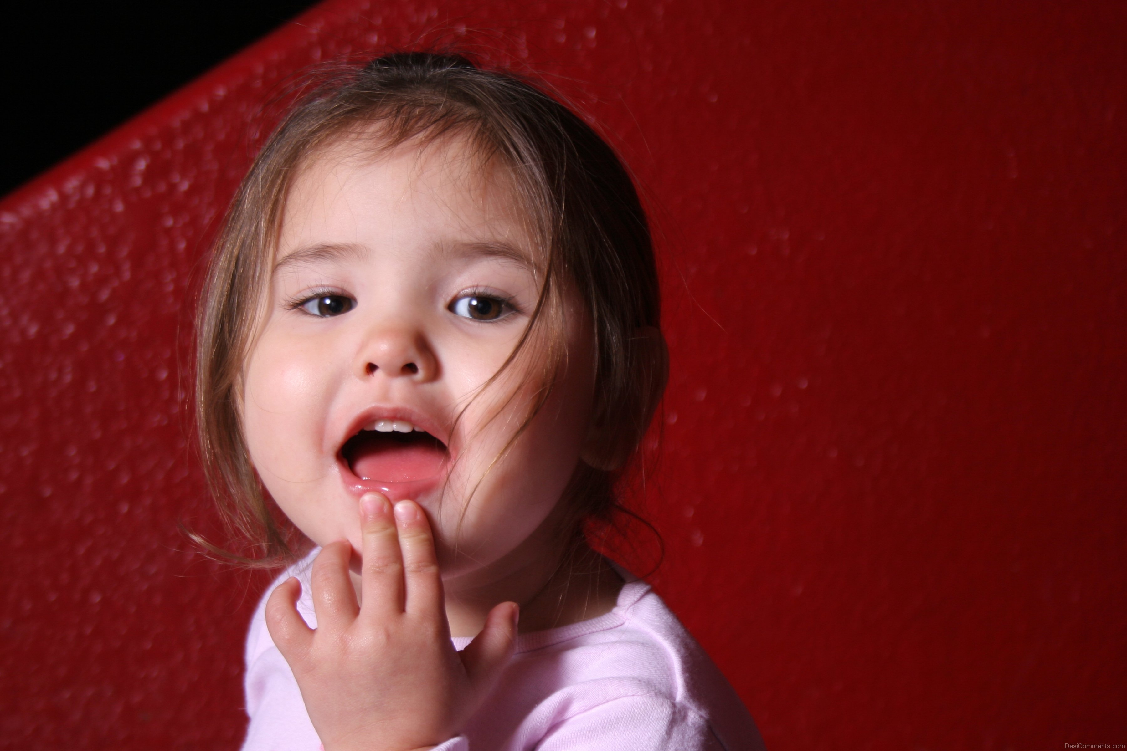 Ребенок с большим ртом. Ребенок с высунутым языком. Маленькая девочка с высунутым языком. Дети с открытым ртом. Девочка с языком.