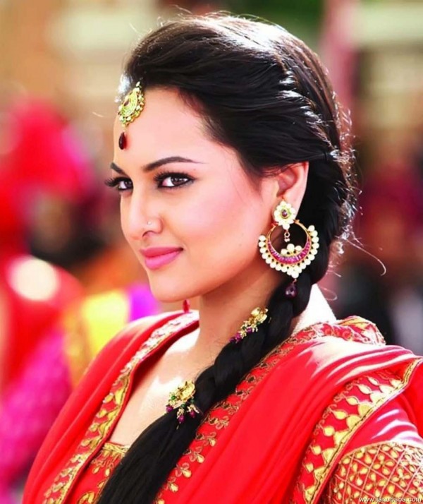 Sonakshi Sinha Wearing Nice Earings