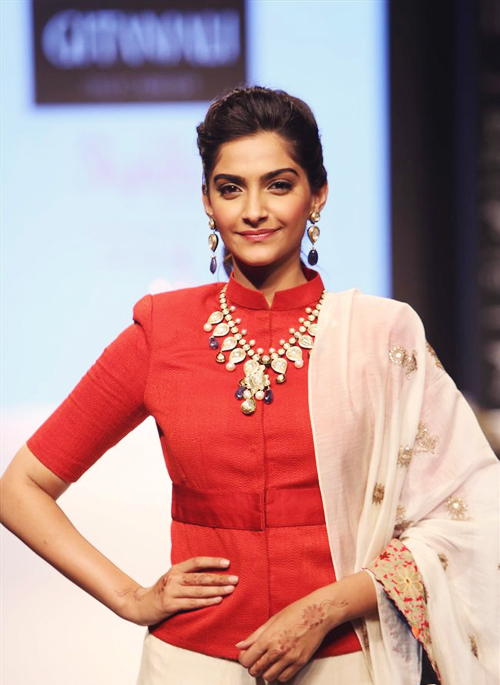 Sonam Kapoor-Nice Necklace