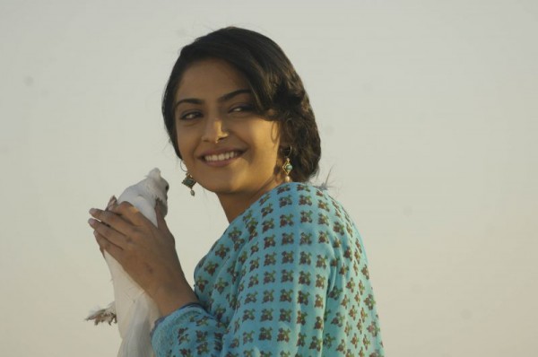 Sonam Kapoor With Pigeon