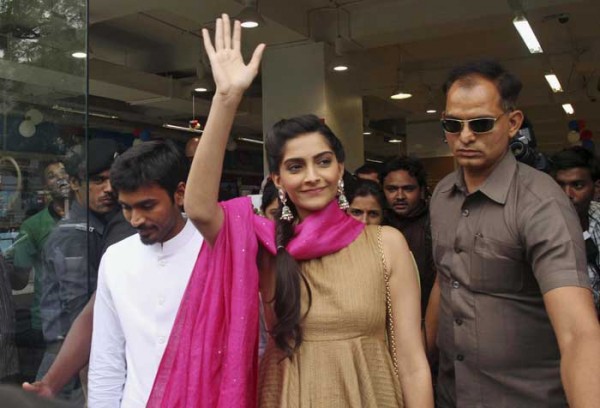 Sonam Kapoor Waving Her Hand